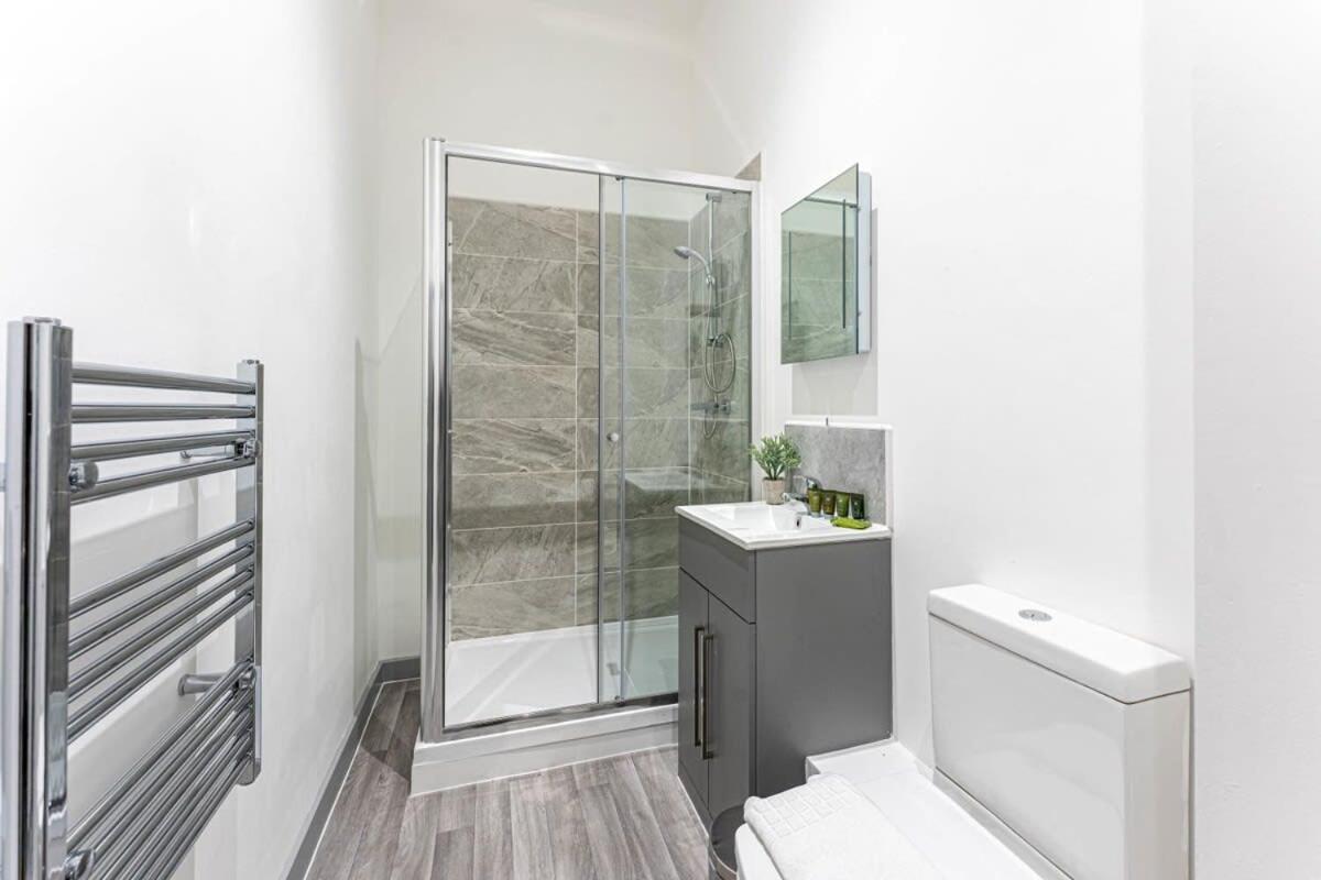 Modern 1 Bedroom Apartment In Dudley Brierley Hill Extérieur photo