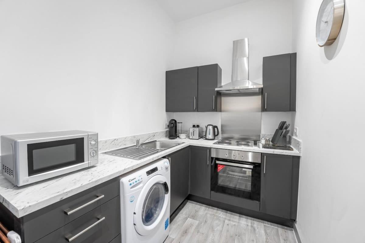 Modern 1 Bedroom Apartment In Dudley Brierley Hill Extérieur photo
